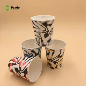 Daudzkrāsaini tirdzniecības kausi karstajiem dzērieniem