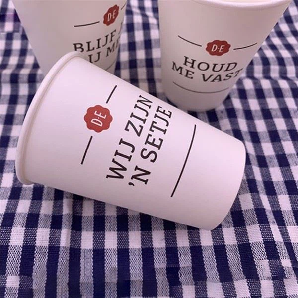 Kompozējami tirdzniecības kausi karstajiem dzērieniem